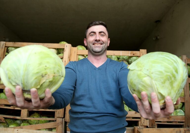 Znanjem, pjesmom i igrom kroz Semberiju: Nova sportska disciplina – držanje kupusa