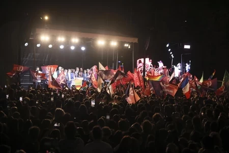 Neredi u Francudkoj: Bjesni građani demoliraju ulice, policija suzavcima uzvratila demonstrantima (FOTO,