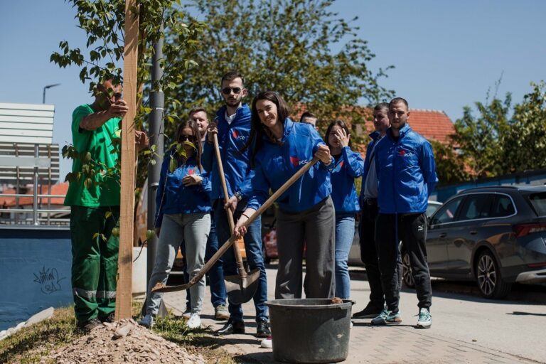 Omladinci RSS posadili breze u okviru akcije „April – mjesec čistoće“ FOTO