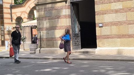 Bebi Dol stigla na groblje: Posle dugo vremena je u javnosti, skoro pa neprepoznatljiva