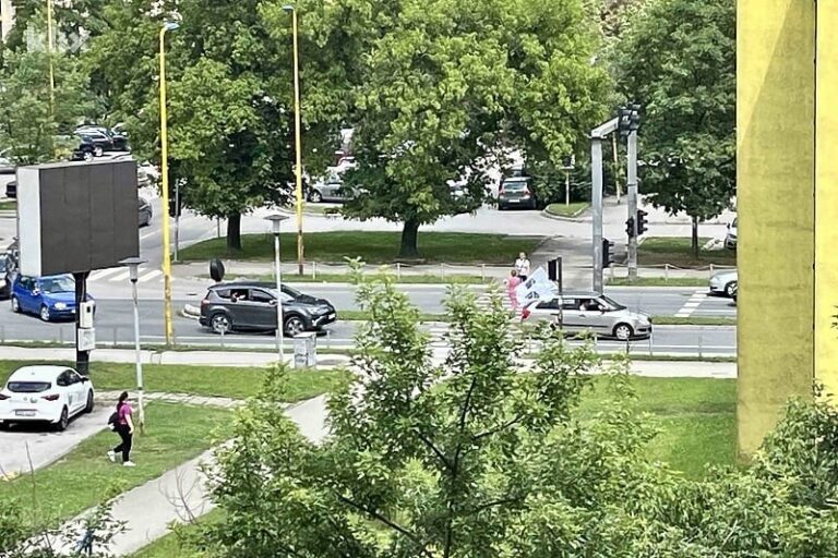 Svadbena kolona u Tuzli uznemirila građane, iz auta pucali na zgrade i most s pješacima