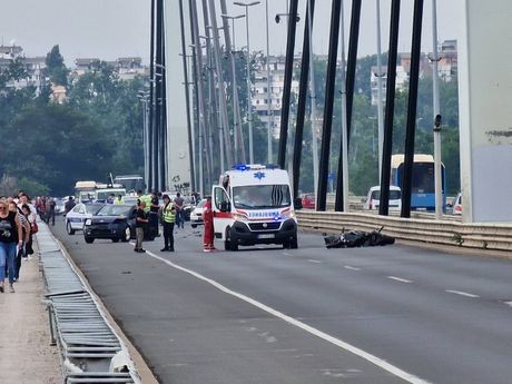 Prve fotografije i snimak saobraćajne nesreće u Novom Sadu: Tijelo motocikliste na putu, vozila potpuno smrskana