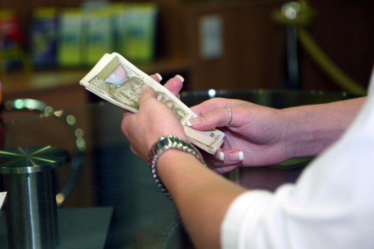 Bankarska službenica iz Zagreba krala sa računa preminulih Srba i Bosanaca: Tvrdila da je isplatila štednju mrtvom čovjeku