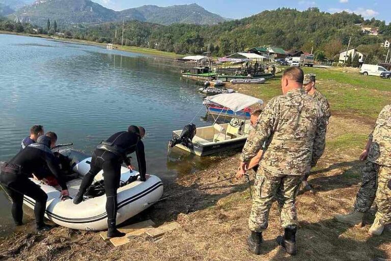 Specijalna jedinica FUP-a locirala helikopter u Jablaničkom jezeru, sutra se nastavlja izvlačenje