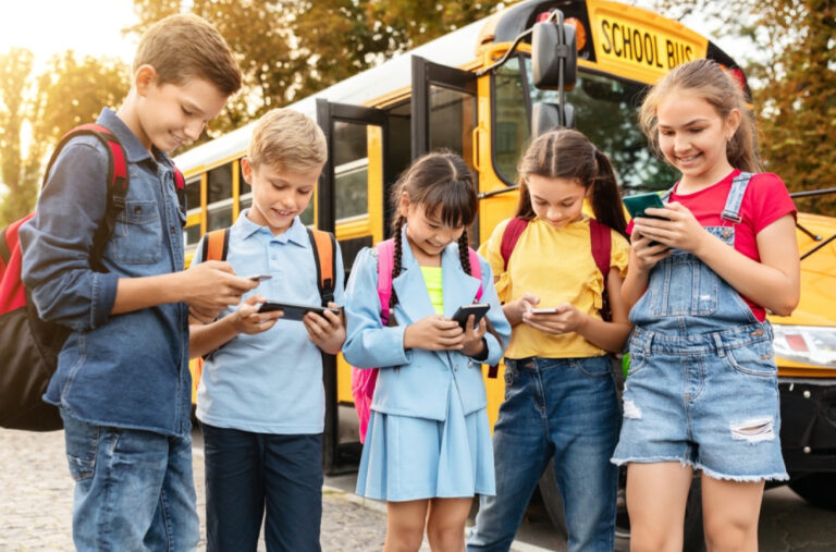 Još jedna drastična odluka: Nema mobilnih telefona u školama