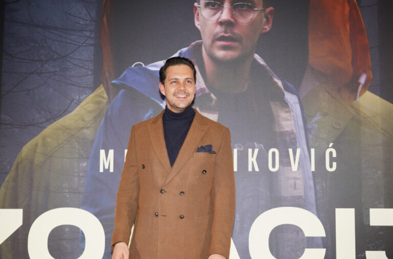 Biković prvi put u javnosti posle operacije: Na premijeru filma došao sa štakama VIDEO