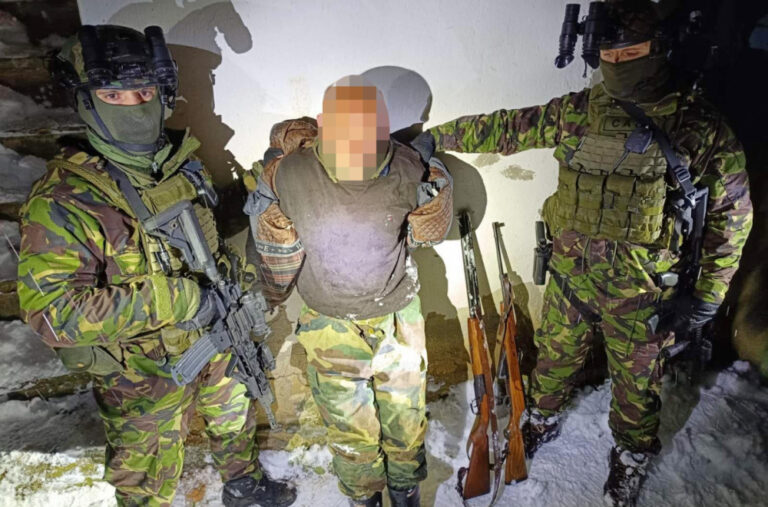 Napravio otvor i kroz prozor dnevne sobe ih upucao dok su gledali tv; Podignuta opružnica protiv Balijagića