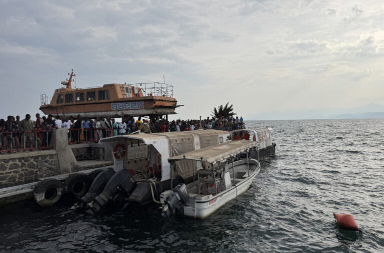 Tragedija u Kongu: Prevrnuo se trajekt, gotovo 40 mrtvih FOTO