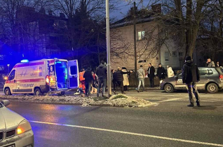 Drama u Kraljevu: Na pješačkom oboreni mladić i dete