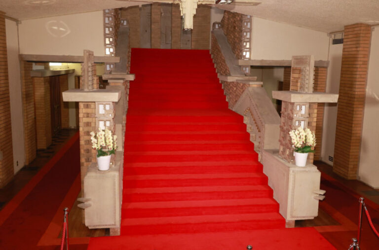 Premijer presjekao: Seli se u rezidenciju punu duhova