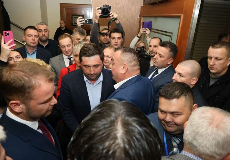 Guranje, galama, haos!: Stanivukoviću i Petroviću obezbjeđenje ne dozvoljava da uđu u skupštinsku salu