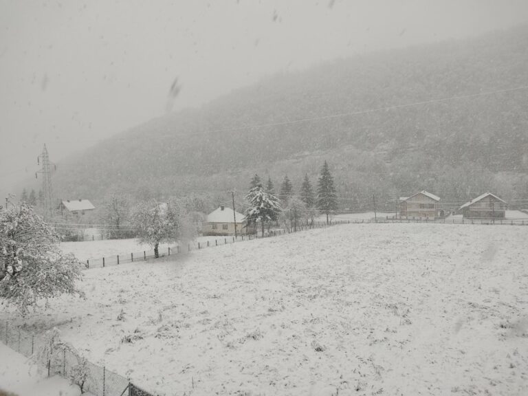 Auto-moto savez RS: U višim predjelima saobraćaj usporen zbog snijega, obavezna zimska oprema