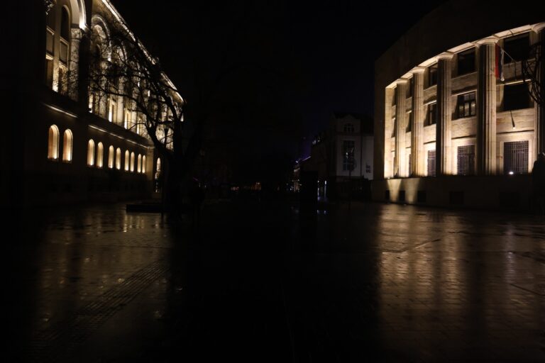 Drama u Banjaluci: Stanivuković isključio rasvjetu oko republičkih institucija, Dodik mu poručio: Ti si šovinista FOTO