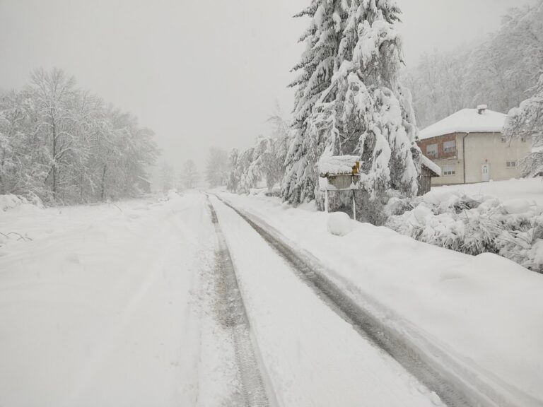 Alarmantno u Kneževu: Sela blokirana, potrebne teške mašine