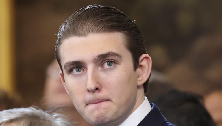 Misterija: Šta je Baron Tramp šapunuo Džou Bajdenu na inauguraciji tate Donalda