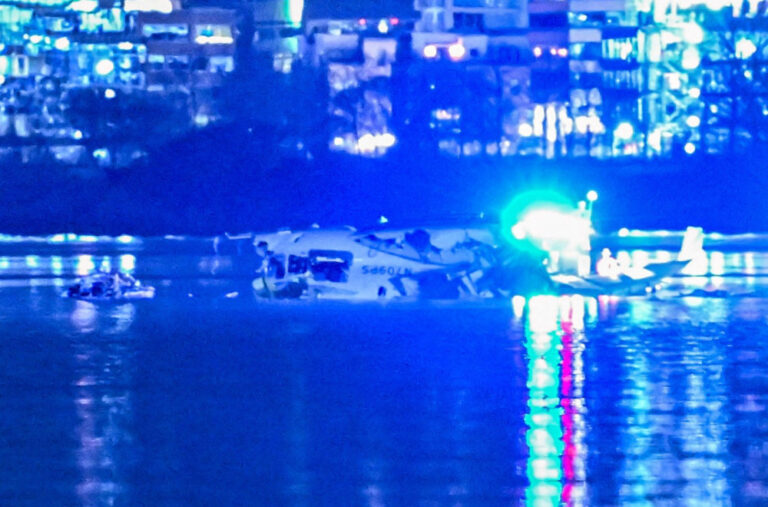 Nema preživjelih? Isplivavaju ostaci tijela; U Vašingtonu napravljena privremena mrtvačnica