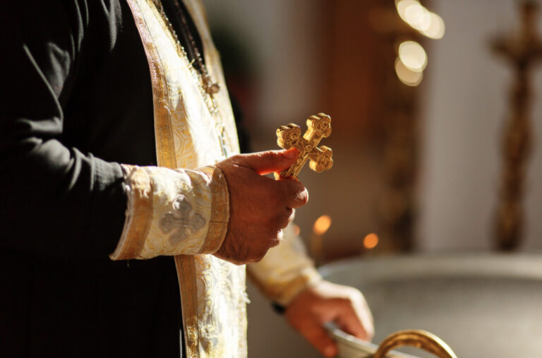 Snimak iz crkve u Srbiji zaprepastio javnost; Sveštenik urlikao: „Ućuti bre!“