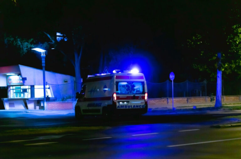 Drama u Zemunu: Zapalio se čamac, dvoje ljudi hitno hospitalizovano