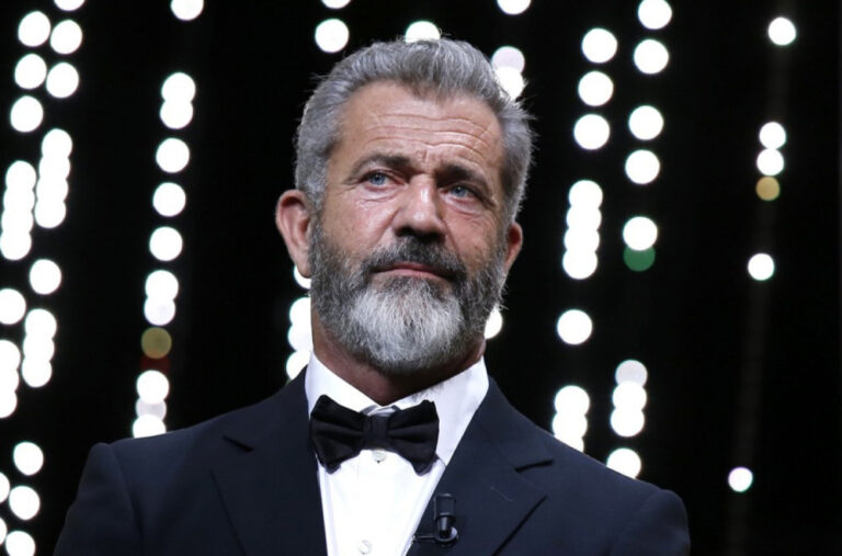 Nevjerovatna scena sa Svete Gore: Mel Gibson pozira pored slike generala Draže Mihailovića FOTO