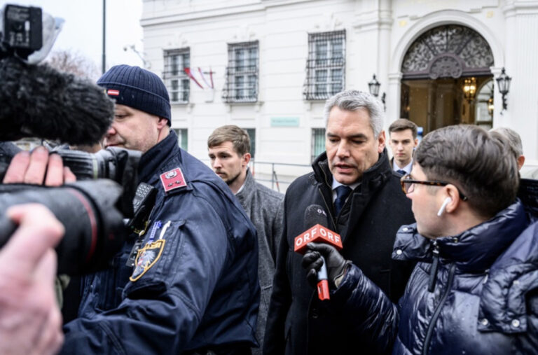 Poraz: Karl se skroz povlači