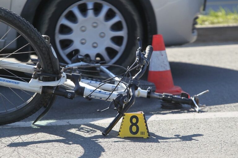 Dva teška udesa u Posušju i Maglaju: Poginuli biciklista i vozač pasata