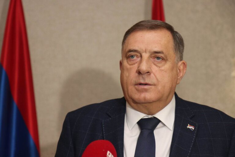 Dodik: Šmit zabranio mišljenje, odlučio da ljude vrati na granu