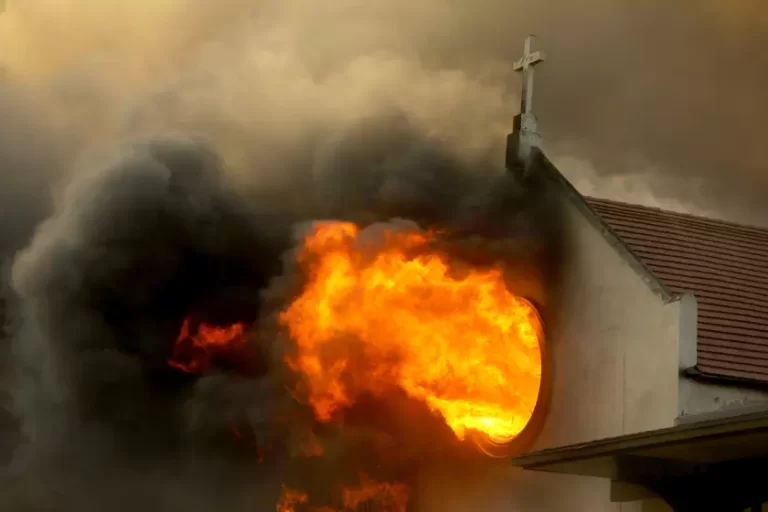 Apokaliptične scene iz Los Anđelesa: Vatra guta zgrade, banke i crkve, grad tone u totalni haos