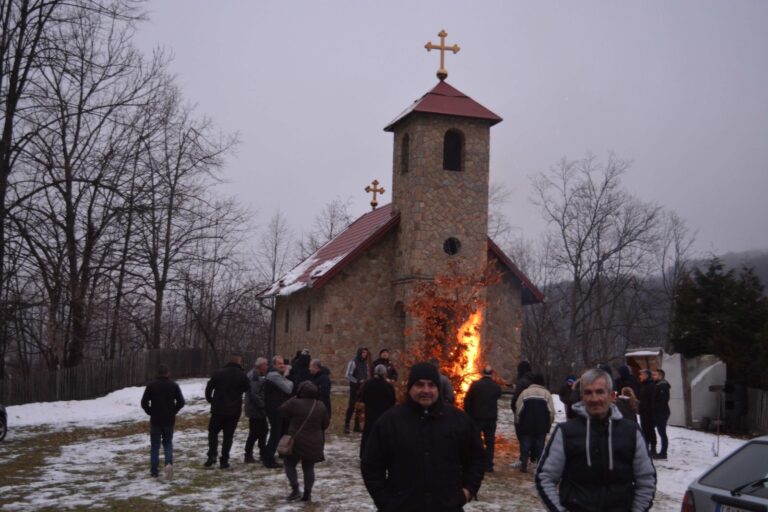 Naložen badnjak kod manastira u Rožnju: Prisutni Savić i Nešković