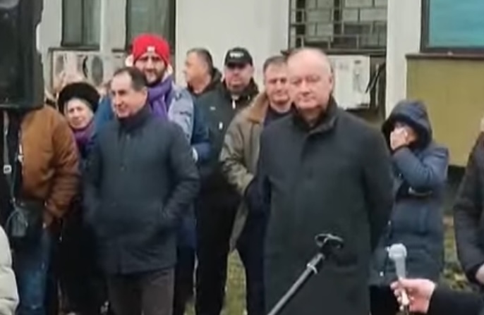 Radnici RITE Ugljevik fizički nasrnuli na Milutina Tasovca i blokirali put