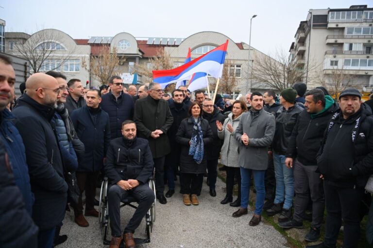 U toku protest ispred PU Bijeljina: Građani uzvikuju Ljubiša, Ljubiša…