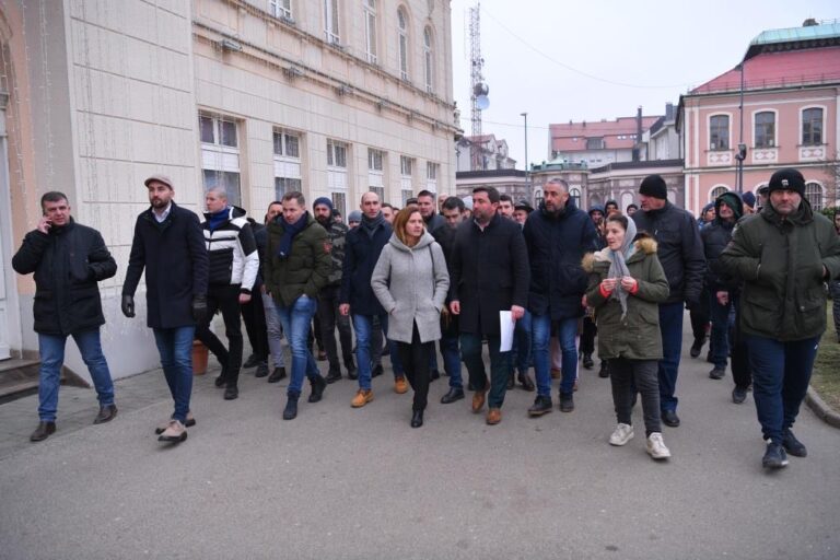 Petrović nakon izlaska iz pritvor: Samo obrazovan narod može biti slobodan narod