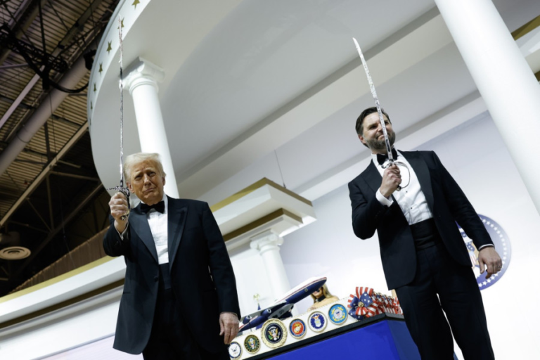 Tramp poništio Bajdenovu naredbu : „Od danas postoje samo dva pola“