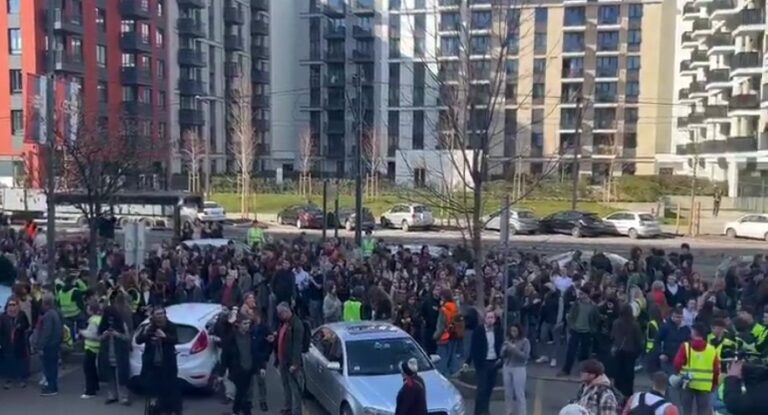 Aplauz i skandiranje ispred VJT – podrška studentima i profesoru FDU na saslušanju