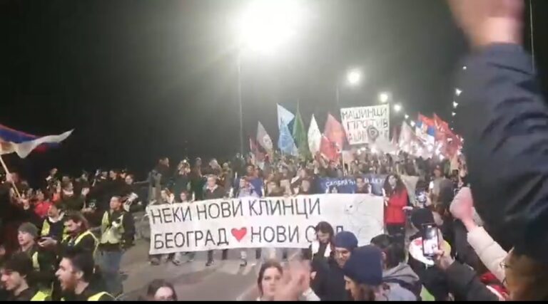 Studenti ulaze u Novi Sad pjavajući himnu „Bože pravde“: Na Varadinskom mostu se sastali sa kolegama, hiljade građana čeka da ih pozdravi