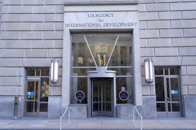 USAID je priznao da je učestvovao u ove 4 obojene revolucije: Destabilizovali države u korist SAD