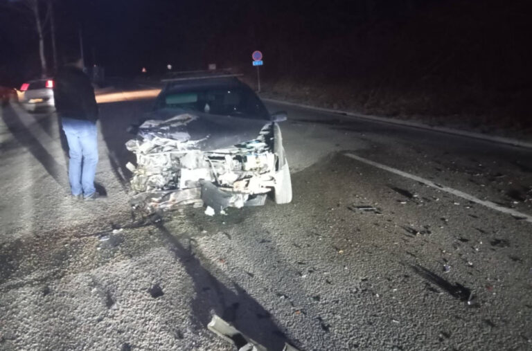 Žestok sudar kod Kokinog broda: Smrskana vozila, automobil završio na krovu FOTO