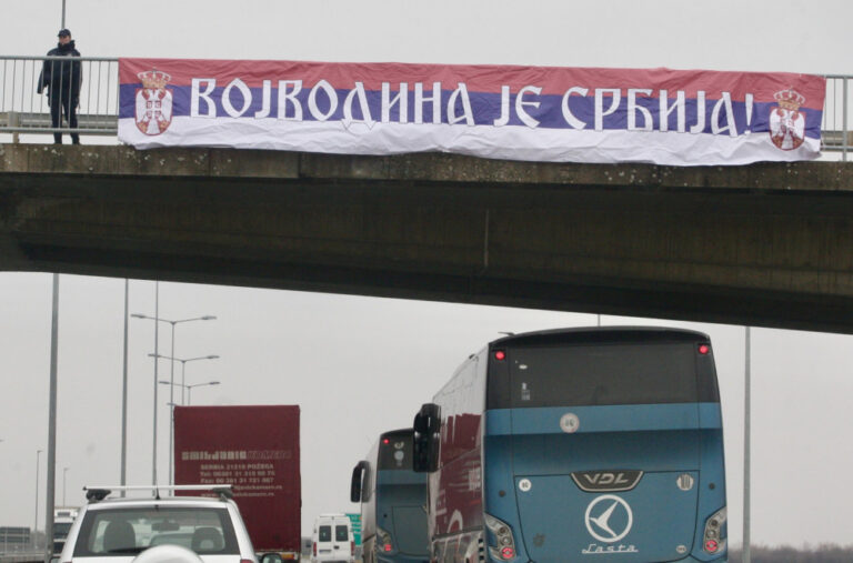 U Kuzminu kamenovan autobus iz Republike Srpske koji se vraćao sa skupa u Sremskoj Mitrovici