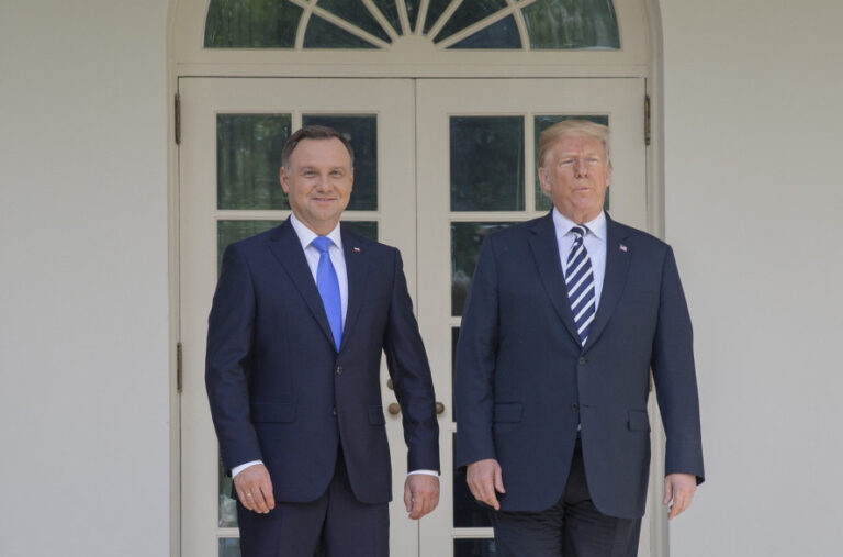 Tramp ponizio lidera Poljske; Duda sat vremena čekao ispred vrata, a onda…