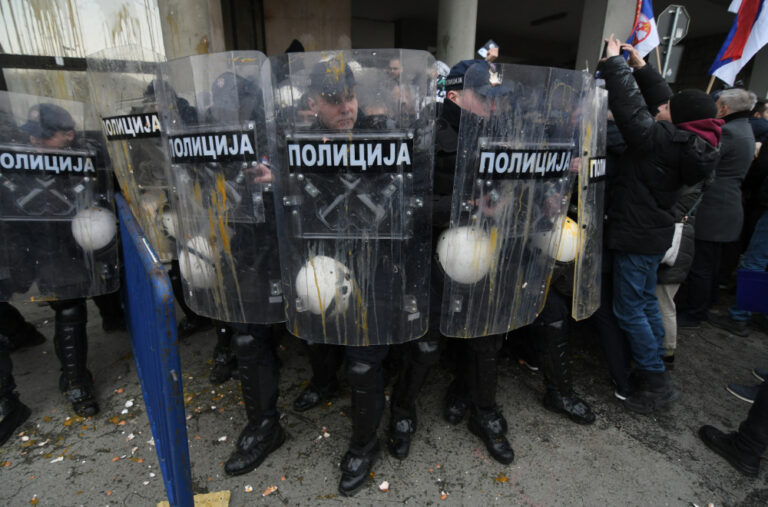 Reporterka N1: „Uprkos napadima na njih, policija ne koristi pendreke“