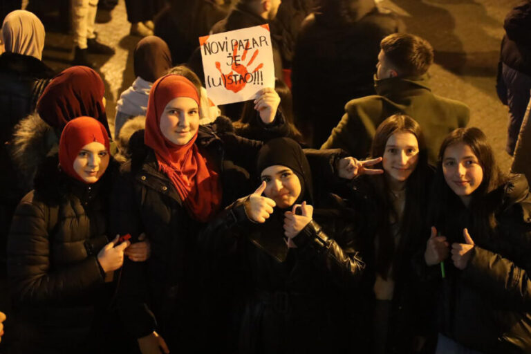 Urnebesni transparent sa protesta: Kada Dončić nije siguran…