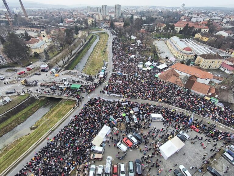 Slike i snimci iz drona koje ostavljaju bez daha: Kragujevac ne pamti ovoliki broj ljudi na ulicama, a biće ih još više