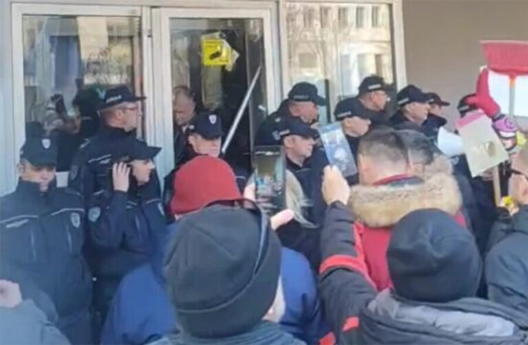 Nadrealne slike u Skupštini Kraljeva: Opozicija zauzela govornicu i mjesto gradonačelnika, policija gađana jajima