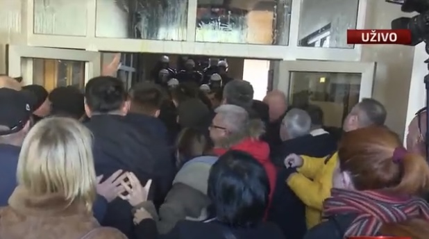 Žestoki okršaji u Zaječaru: Policija u sukobu sa građanima ispred Skupštine grada, bacila i suzavac