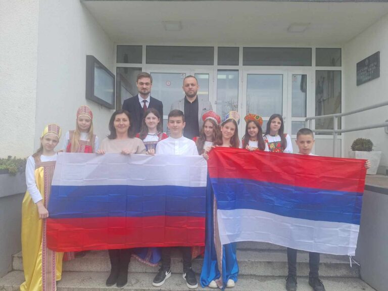 Predstavnik Ambasade Rusije u BiH Ilija Ernestović u posjeti školi u Dvorovima