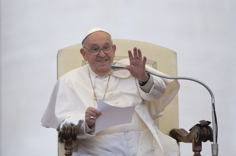 Papa planira da blagoslovi vernike sa bolničkog prozora