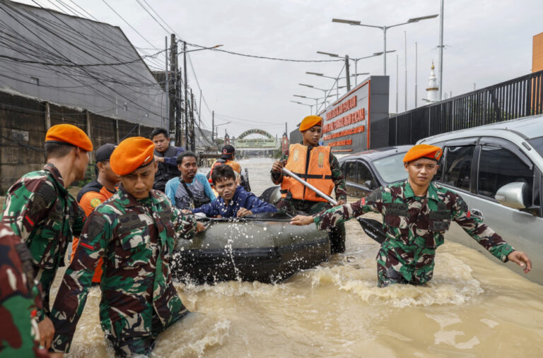 Hitna evakuacija: U Indoneziji više od 1.000 kuća pod vodom FOTO