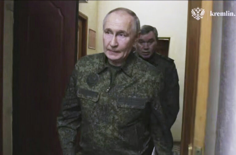 Zašto je Putin obukao vojnu uniformu prvi put od početka rata? Ovo znači samo jedno