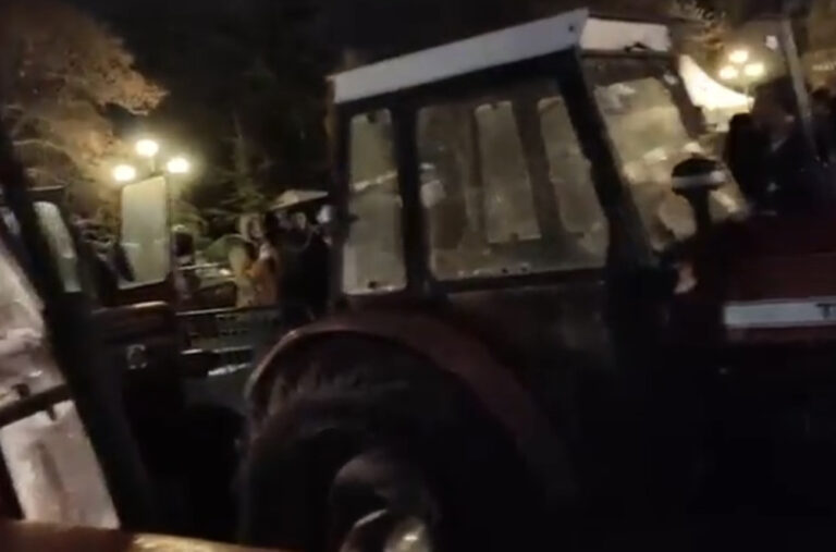 Uhapšene dvije osobe kod Pionirskog parka – više incidenata; Pokrenuti traktori FOTO