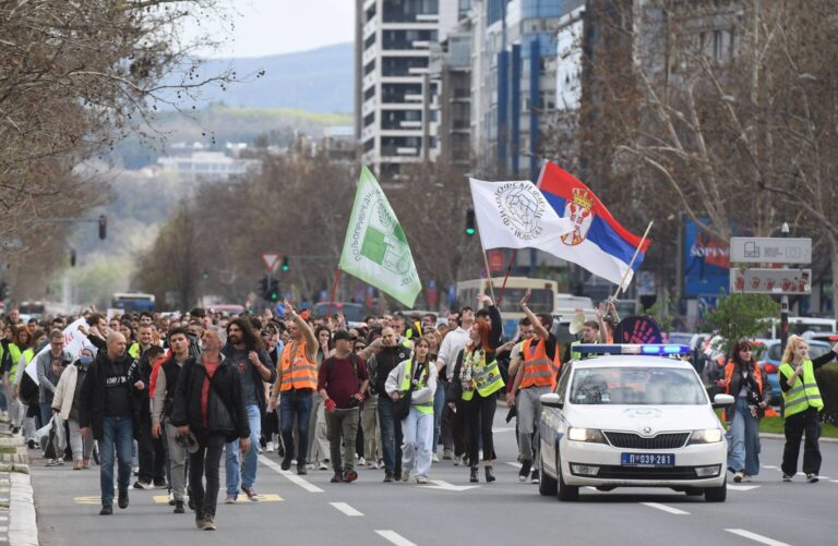Žena napala učenike gimnazije u Rakovici: Devojci pokušala da otme megafon, udarila policajku i nasrnula na mladića