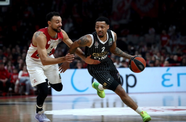 Partizan nemoćan, Olimpijakos slavio u Pireju